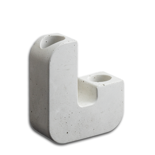 Kerzenständer aus Beton. Der Stabkerzenhalter Beton natur mit seiner minimalistischen zeitlosen Form setzt eure Kerzen perfekt in Szene. Der minimalistische Kerzenhalter im skandinavischen Stil passt perfekt zu eurem schicken Sideboard aus Holz. Ihr sucht Dekoration zum Wohlfühlen - Beton muss nicht ungemütlich sein.. Macht mit mir eine Reise hin zu filigranen, handgemachten Betonteilen, die mit Liebe zum Detail in meiner kleinen Werkstatt hergestellt werden. ● zeitlos - skandinavisch ● handgefertigt