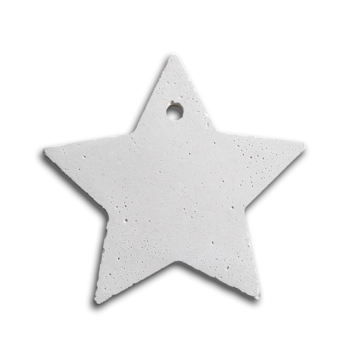 grauer Betonstern mit Loch als Anhänger für Weihnachtsbaum.