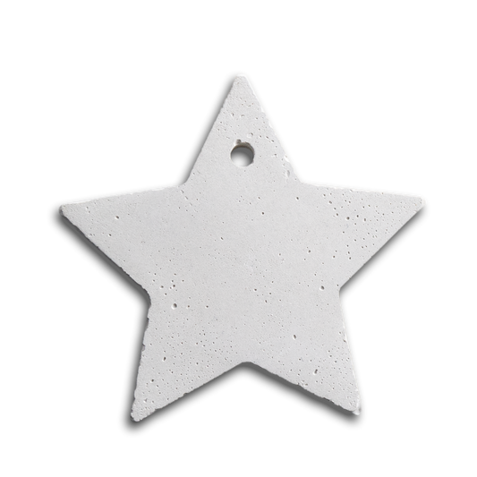 grauer Betonstern mit Loch als Anhänger für Weihnachtsbaum.