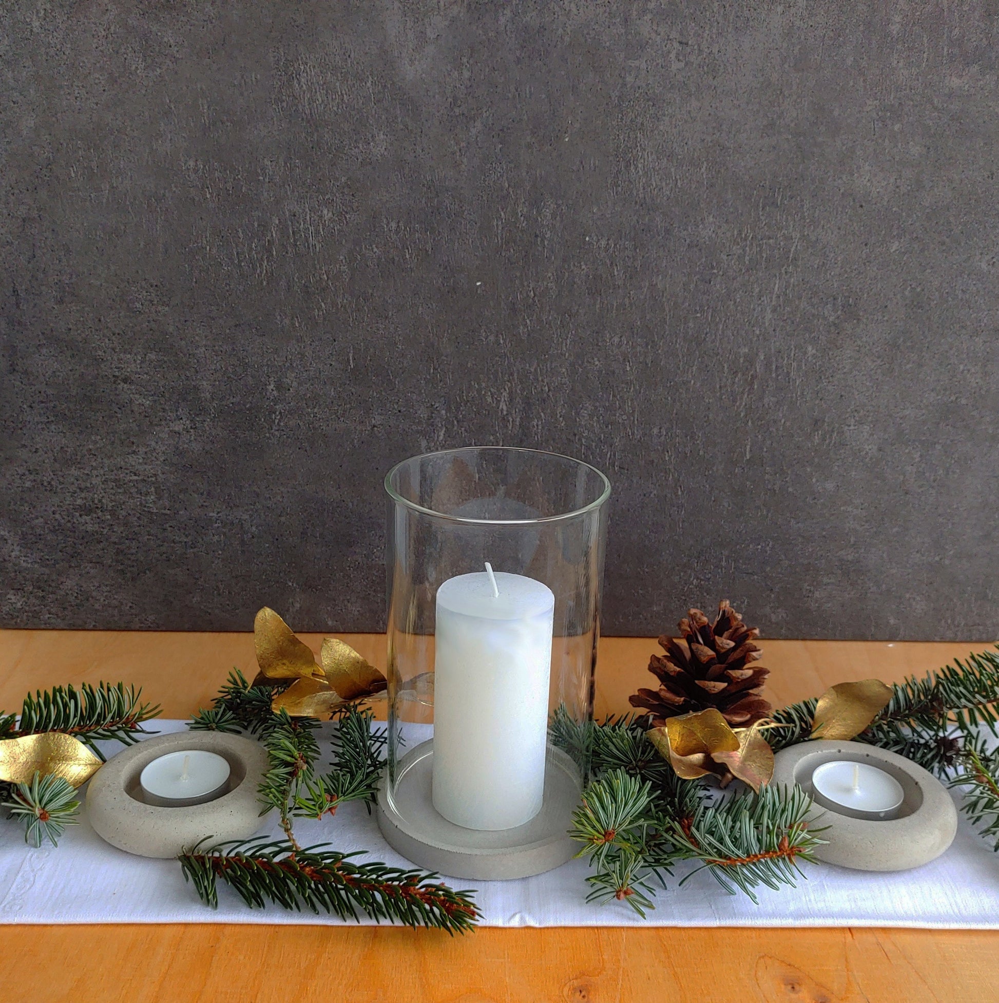 SET 1x Windlicht + 2x Teelichter Windlichter neu erleben! Beton muss nicht ungemütlich sein.. Das Windlicht in Kombination mit den beiden Teelichthaltern ist die perfekte Dekoration auch für die Weihnachtszeit. Die Vorteile des Windlichts WILDA ● Beton trifft Glas ● besondere Stimmung dank Windlicht ● filigrane zeitlose Windlichtgläser ● passgenauer Betonsockel ● Filzgleiter ● natürliche Haptik ● handgefertigt ● Kanten abgeschliffen ● made in Germany ● nachhaltig versendet